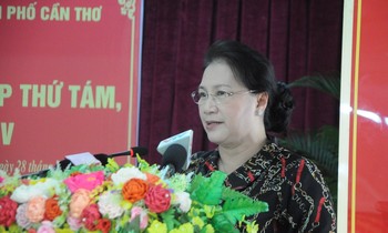 Chủ tịch Quốc hội Nguyễn Thị Kim Ngân trả lời cử tri tại buổi tiếp xúc. Ảnh: Cảnh Kỳ
