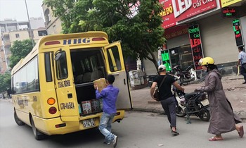 Có biển cấm dừng đỗ, nhưng xe hợp đồng vẫn ngang nhiên bắt khách trên đường Nguyễn Xiển, Hà NộiẢnh: Anh Trọng