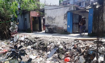Đoạn mương hở H2C nước đen kịt bốc mùi hôi thối