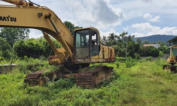 Máy cẩu han gỉ trong nhà máy Vinaxuki Thanh Hóa được rao bán. Ảnh: Trịnh Tuân