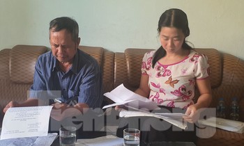 Ông Trần Đức Dục và bà Mai Thị Hương cung cấp hồ sơ, trao đổi với Báo Tiền Phong