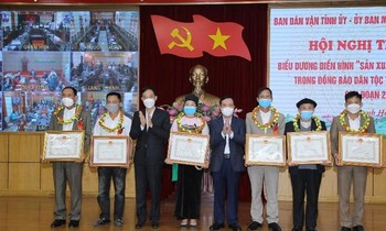 Biểu dương điển hình sản xuất giỏi, công tác xã hội tốt trong đồng bào dân tộc thiểu số