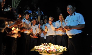 Những người cựu binh cùng thân nhân các anh hùng liệt sĩ thả đèn hoa đăng tri ân những người ngã xuống để bảo vệ chủ quyền biển đảo thiêng liên trong trận chiến bảo vệ Gạc Ma năm 1988.