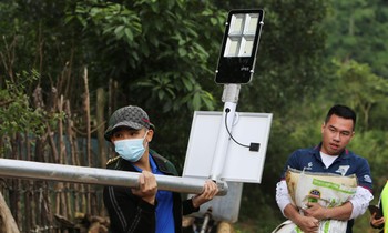 Lắp đặt cột điện chiếu sáng ở bản Hôi Rấy xã Trường Sơn (Quảng Ninh - Quảng Bình)