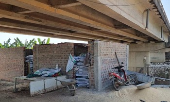 Xây dựng kiên cố khu vực để thức ăn dưới gầm cầu Sông Lũy
