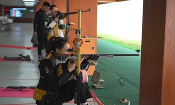 Xạ thủ Việt Nam 'mặc giáp khủng' luyện bắn đạn thật trước thềm SEA Games 31