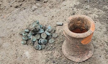 Hũ tiền xu cổ được tìm thấy.
