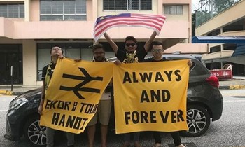 4 CĐV Malaysia đã lái xe 3.000 km trong hơn 1 ngày để có thể tới Hà Nội.
