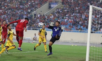VIDEO: Mục kích Đức Chinh đánh đầu tung lưới U23 Brunei