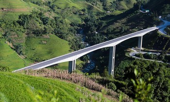 Cận cảnh cầu cạn có trụ cao nhất Việt Nam vượt dốc 3 tầng ở Sa Pa