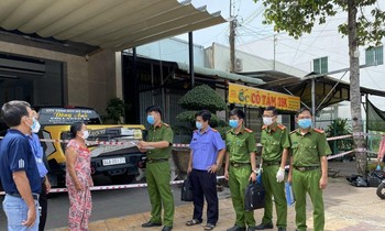 Công an khám xét cơ sở hoạt động của Công ty Mỹ phẩm Đông Anh vào sáng 24/9.