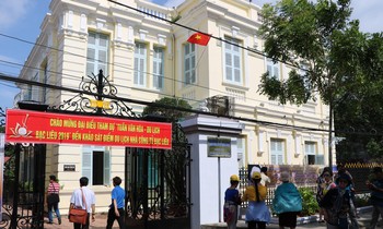 Con dâu công tử Bạc Liêu tiếp tục công việc bán sách thay chồng vừa mất