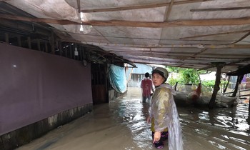 Mưa giông, gió lốc khiến miền Tây chìm trong 'biển nước', hàng trăm căn nhà tốc mái