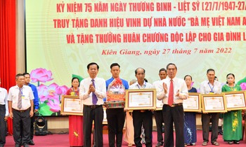 Nguyên Thường trực Ban Bí thư trao danh hiệu 'Bà Mẹ Việt Nam Anh hùng' tại Kiên Giang 