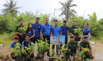 Đoàn trường Đại học Kiên Giang tặng nhiều phần quà cho học sinh nghèo 