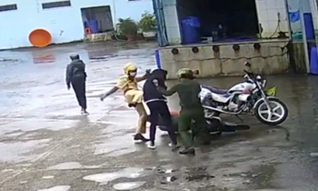 Tạm đình chỉ công tác 4 cán bộ công an đánh tới tấp hai thiếu niên đi xe máy