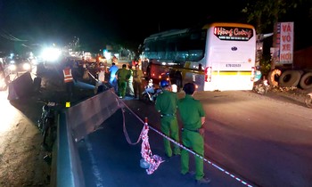 Xe máy va vào dải phân cách trên Quốc lộ 1A, hai thanh niên tử vong