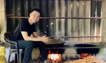 Chàng trai 9X Phạm Xuân Thành (ở xã Tân Ân Tây, huyện Ngọc Hiển, tỉnh Cà Mau) bên sản phẩm Con Tôm Rừng của mình