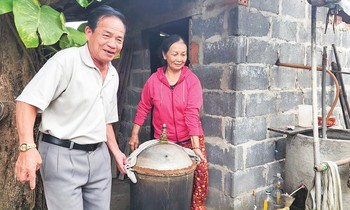 “Em bé Bảo Ninh” phụ vợ làm việc nhà