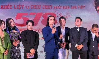 Thành viên đoàn làm phim "578: Phát đạn của kẻ điên” trao đổi với báo giới ngày 18/5 tại Hà Nội. Võ sư Tuấn “Hạc” cầm micro Ảnh: Thái An