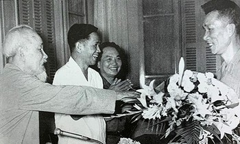 Bác Hồ tặng hoa cho tướng Vương Thừa Vũ
