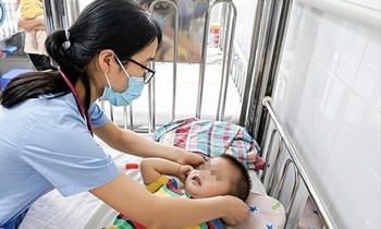 Bệnh nhi mắc bệnh tay chân miệng điều trị tại Bệnh viện Nhi Trung ương