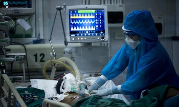 Bệnh nhân nặng điều trị tại BV bệnh Nhiệt đới Trung ươngảnh: Hà Minh 