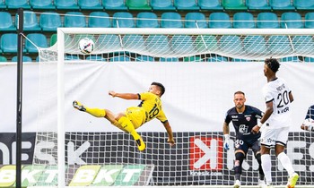 Quang Hải bỏ lỡ cơ hội ghi bàn đầu tiên cho Pau FC sau cú ngả bàn đèn ngoạn mụcẢnh: Getty Images 