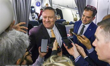 Ngoại trưởng Mỹ Mike Pompeo phát biểu với báo giới khi lên đường công du Trung Đông ngày 7/1/2019 Ảnh: AFP/TTXVN