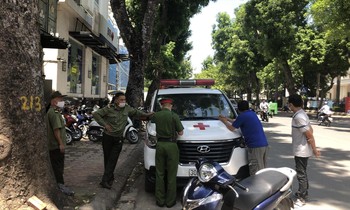 Công an quận Hoàn Kiếm ra quân xử phạt xe cứu thương, taxi dừng đỗ sai quy định trước cổng BV Việt Đức ngày 25/8