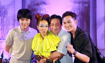 Khoảnh khắc "fanboy chính hiệu" của Trấn Thành: Ôm chặt diva Hà Trần trên sân khấu
