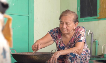 Câu chuyện xúc động về gánh bánh rế nửa thế kỷ nuôi sống con gái tâm thần của bà lão 70 tuổi