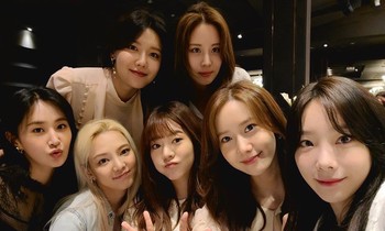 SNSD hội tụ hát mừng ngày vui của anh quản lý khiến SONE “bấn loạn”