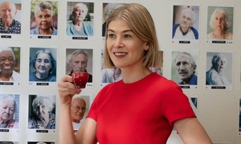 Ác nữ “Gone Girl" trở lại, gây ám ảnh với vai siêu lừa đảo trong “Người Giám Hộ Hoàn Hảo”