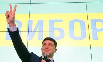 Diễn viên hài Volodymyr Zelenskiy đã vượt lên đương kim Tổng thống Petro Poroshenko để dẫn đầu tại vòng 1 bầu cử ở Ukraine tối 31/3.