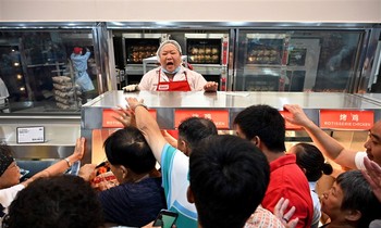 Thịt lợn giờ đây trở thành mặt hàng đắt đỏ nhất của các bà nội trợ Trung Quốc.