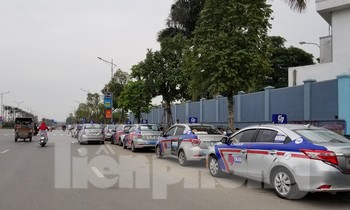 Từ nay, các doanh nghiệp taxi công nghệ sẽ phải đăng ký hoạt động vận tải và áp dụng điều kiện kinh doanh như taxi truyền thống, hoặc chỉ cung cấp phần mềm không được can thiệp vào hoạt động kinh doanh vận tải.