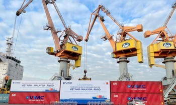 Những thùng container hàng hóa xuất khẩu đi Malaysia, Ấn Độ đầu tiên được một hãng tàu của Việt Nam thực hiện.