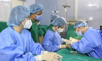 Các BS Bệnh viện E thực hiện can thiệp cho bệnh nhân bị suy tĩnh mạch chi dưới. Ảnh: Bệnh viện cung cấp