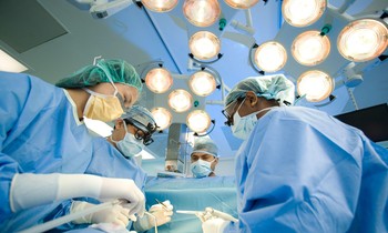 Các bác sỹ chạy đua 'như phim hành động' cứu thai nhi non tháng khi mẹ đang chuyển dạ