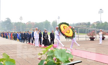 Các đại biểu Quốc hội vào Lăng viếng Chủ tịch Hồ Chí Minh