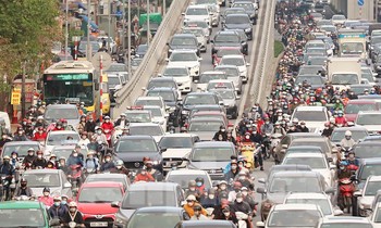 Đường phố Hà Nội bắt đầu ùn tắc kinh hoàng bất kể giờ giấc