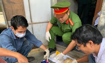 Lực lượng chức năng khám xét hiện trường, thu giữ một lượng lớn ma túy trong một ngôi nhà trọ tại huyện Phong Điền, TT-Huế.