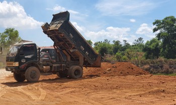 Tùy tiện tập kết, ồ ạt đổ đất làm vật liệu thông thường, đất lẫn sỏi, đá có thành phần khác với loại đất đang sử dụng lên vùng đất nông nghiệp, nhưng chính quyền lại ngó lơ