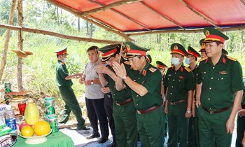 Trung tướng Trần Võ Dũng - Bí thư Đảng ủy, Chính ủy Quân khu 4 và đoàn cán bộ Quân khu dâng hương tưởng niệm 13 liệt sĩ tại Tiểu khu 67