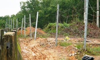 Sắp đưa vào khai thác, tuyến cao tốc La Sơn - Túy Loan bị ‘xé rào’ nhiều nơi