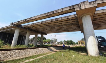 Thi công trở lại cầu vượt đường sắt hơn 65 tỷ đồng bỏ hoang 7 năm ở Huế