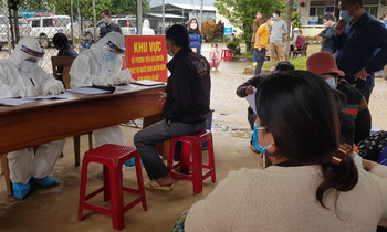 Lấy mẫu xét nghiệm COVID-19 tại huyện Nam Trà My, Quảng Nam.