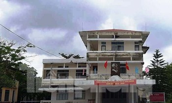 Thành viên ban giám hiệu Trường ĐHNT Huế từng mang “sổ đỏ” nhà đất gia đình đi cầm cố vay tạm lấy tiền trả lương cho người lao động, nhưng vẫn không cầm cự được bao lâu