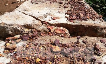 Công trình kè chống sạt lở giá trị tiền tỷ nhưng nét vỡ toang hoác, nứt gãy kết cấu bê tông hết sức bất thường, không còn khả năng "chống sạt lở" chỉ sau 3 tháng xây dựng